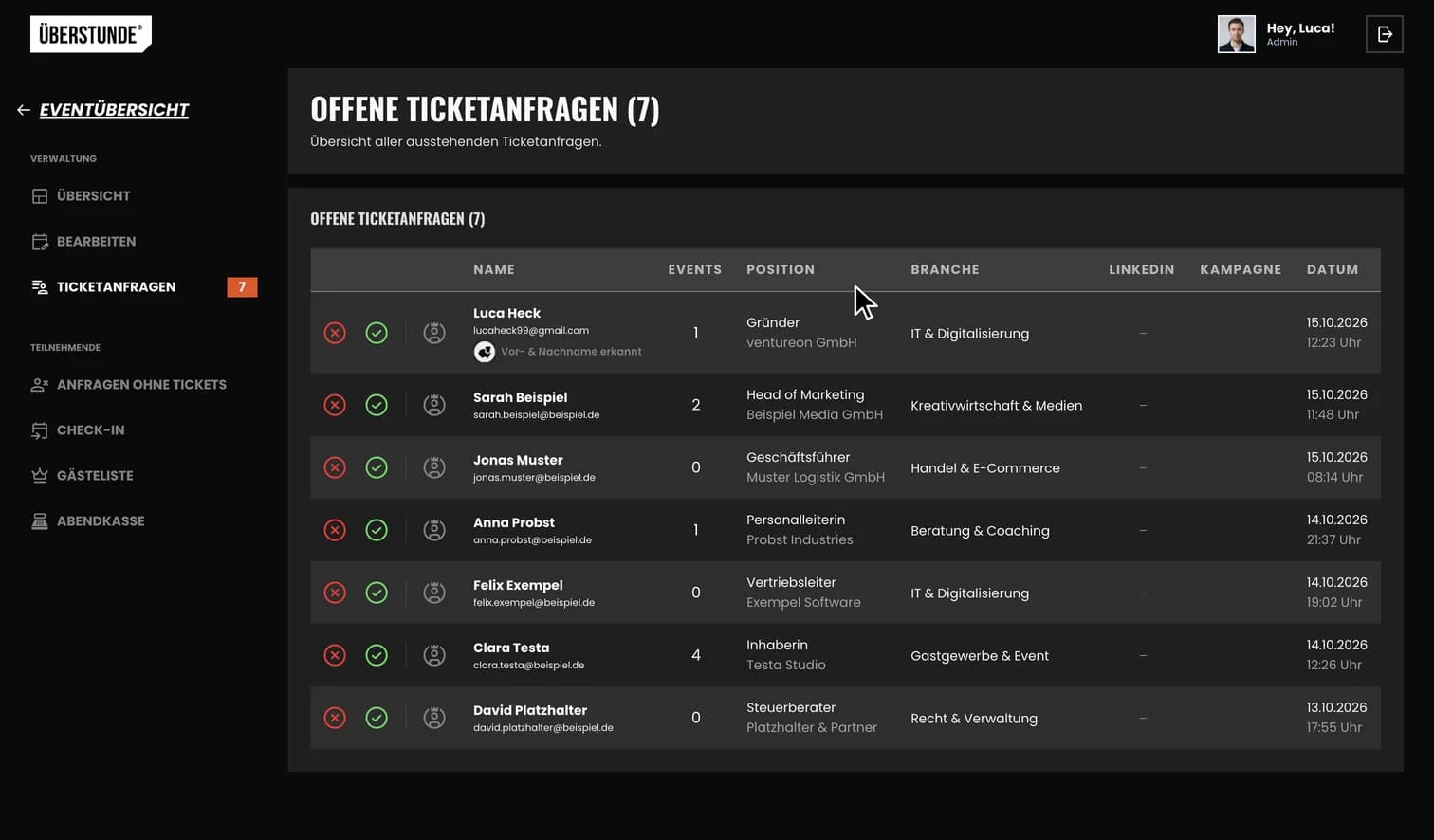 Dashboard der ÜBERSTUNDE auf dem MacBook: die offenen Ticketanfragen des Events, die Anfrage von Luca Heck wird angenommen (übrige Anfragen mit Beispieldaten)