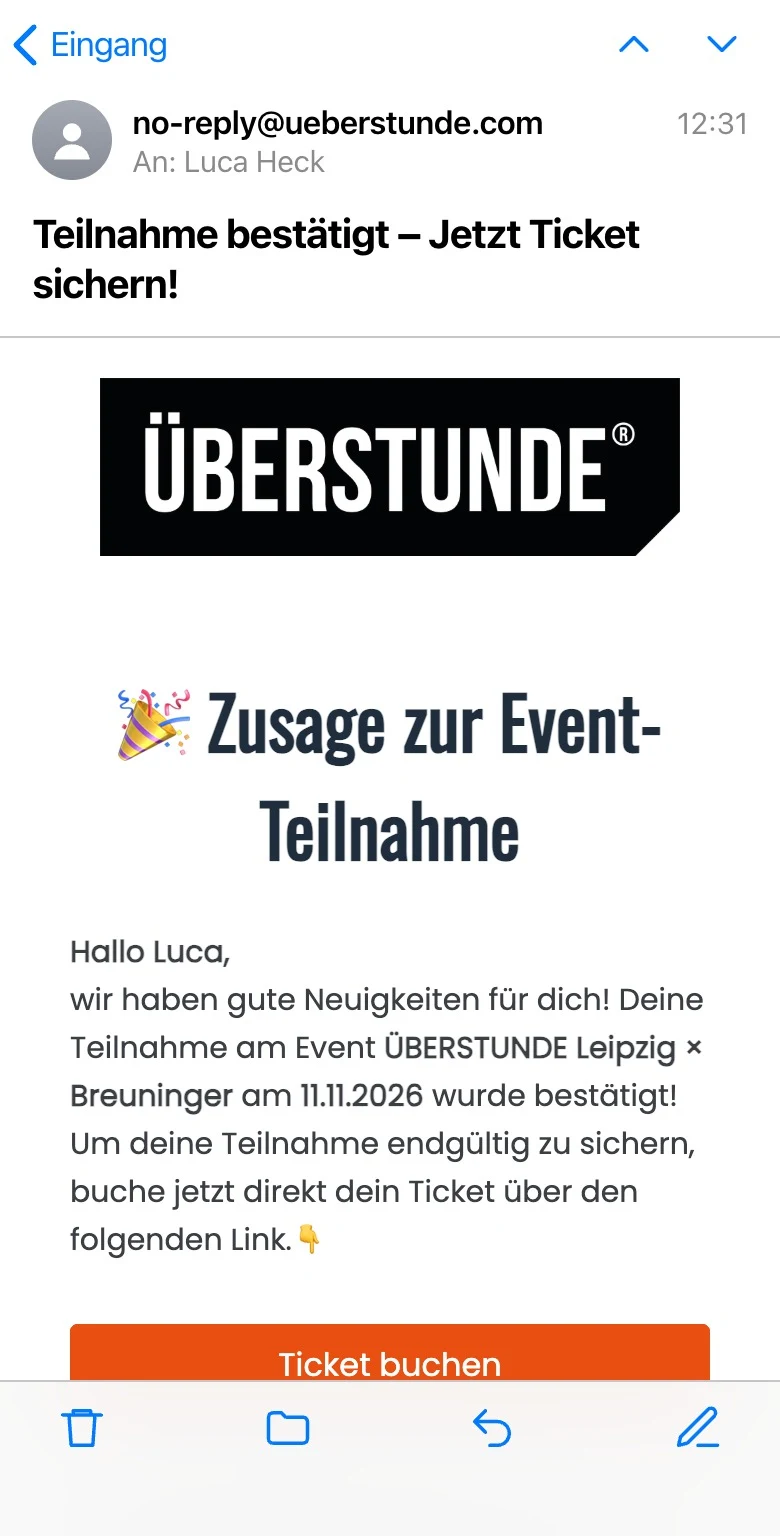 Die Mail „Teilnahme bestätigt – Jetzt Ticket sichern!“ auf dem iPhone, ein Tipp auf „Ticket buchen“ öffnet den Stripe-Checkout über 20,50 €