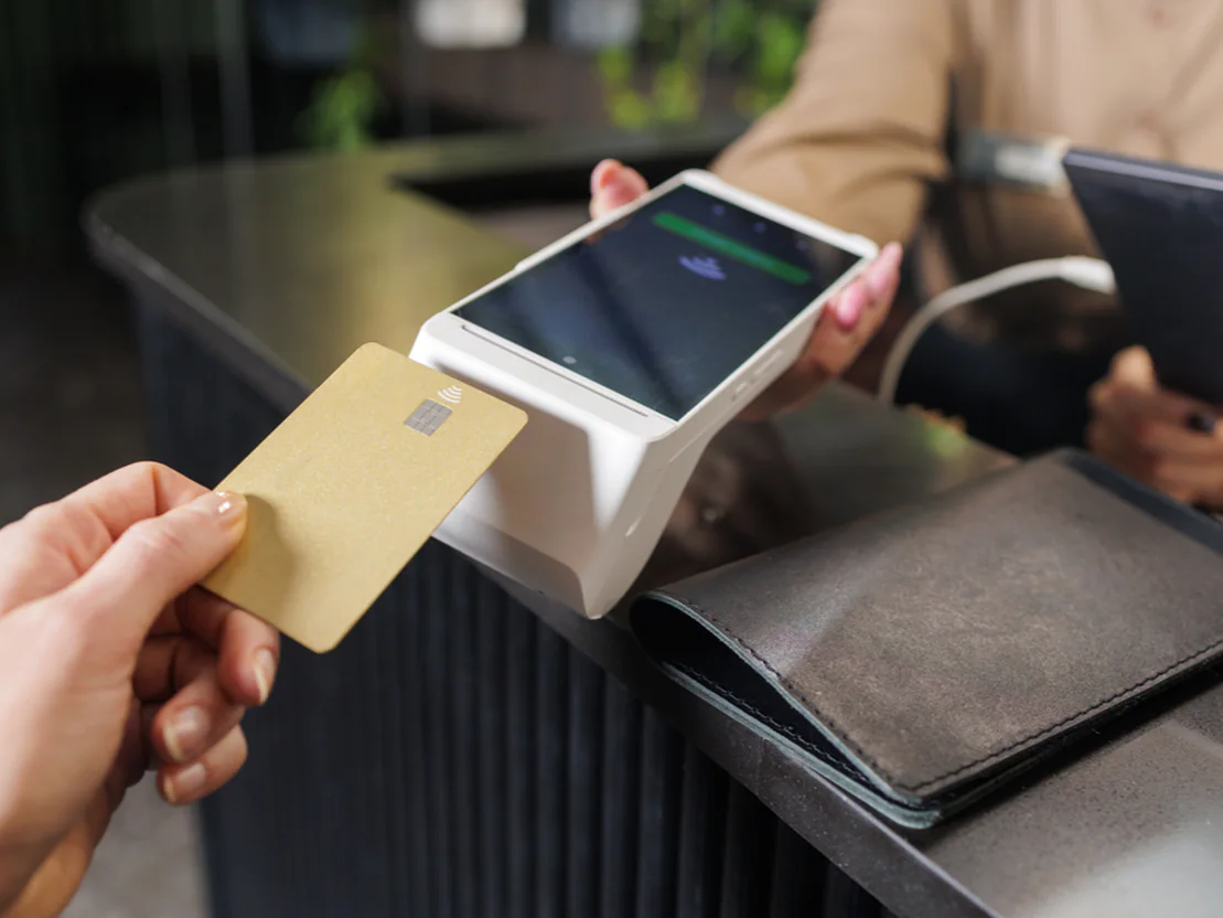Bezahlung mit Karte an einem Kartenterminal am Tresen