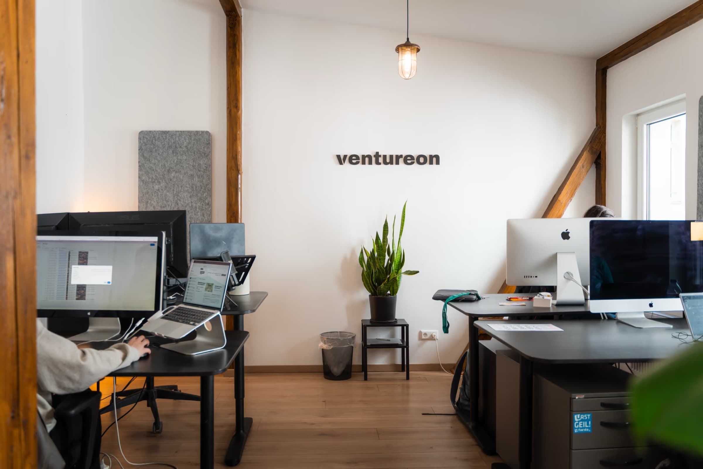 Das Büro von ventureon mit dem ventureon-Schriftzug an der Wand