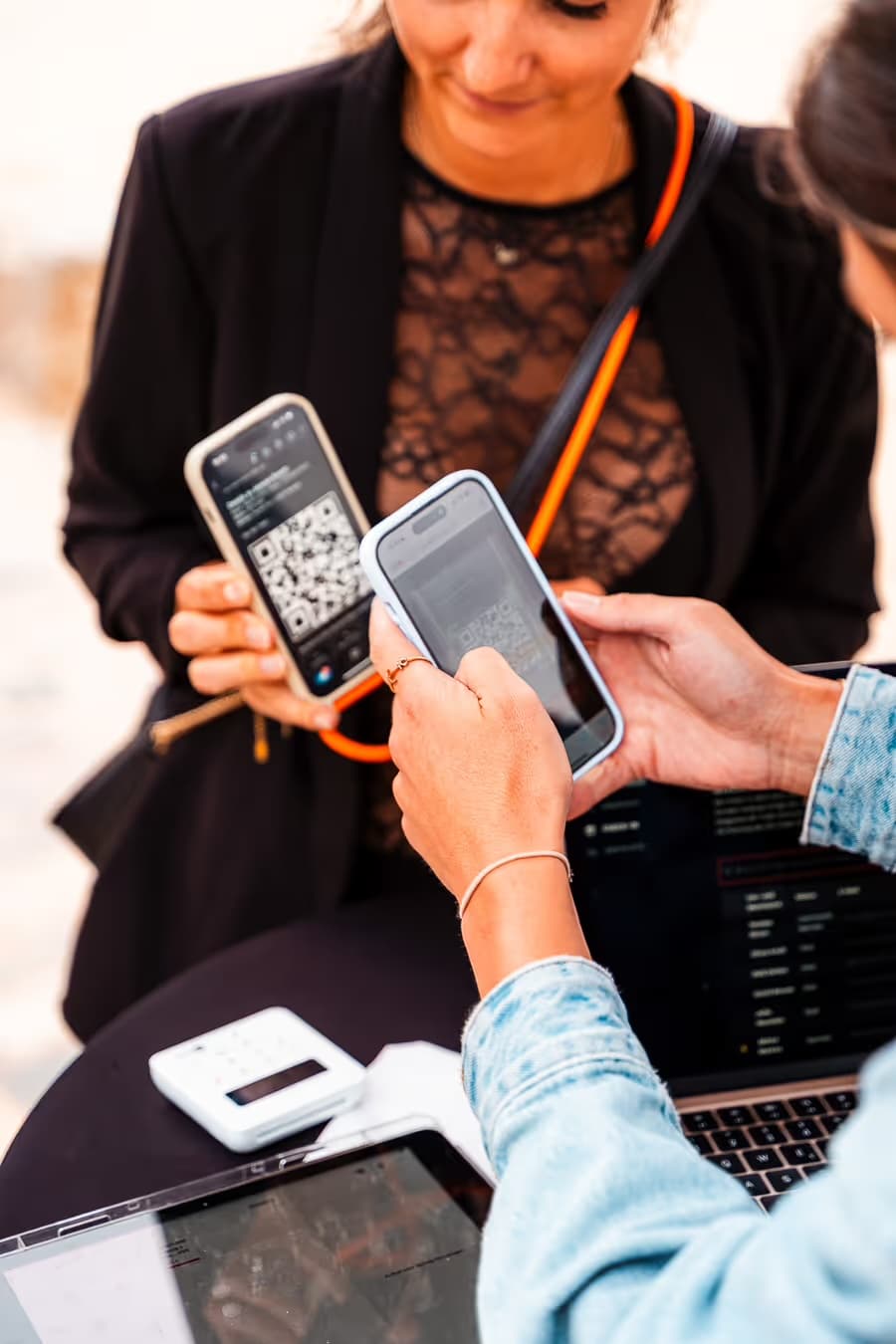 Einlass bei einem Event: Ein Ticket mit QR-Code auf dem Smartphone wird mit einem zweiten Handy gescannt