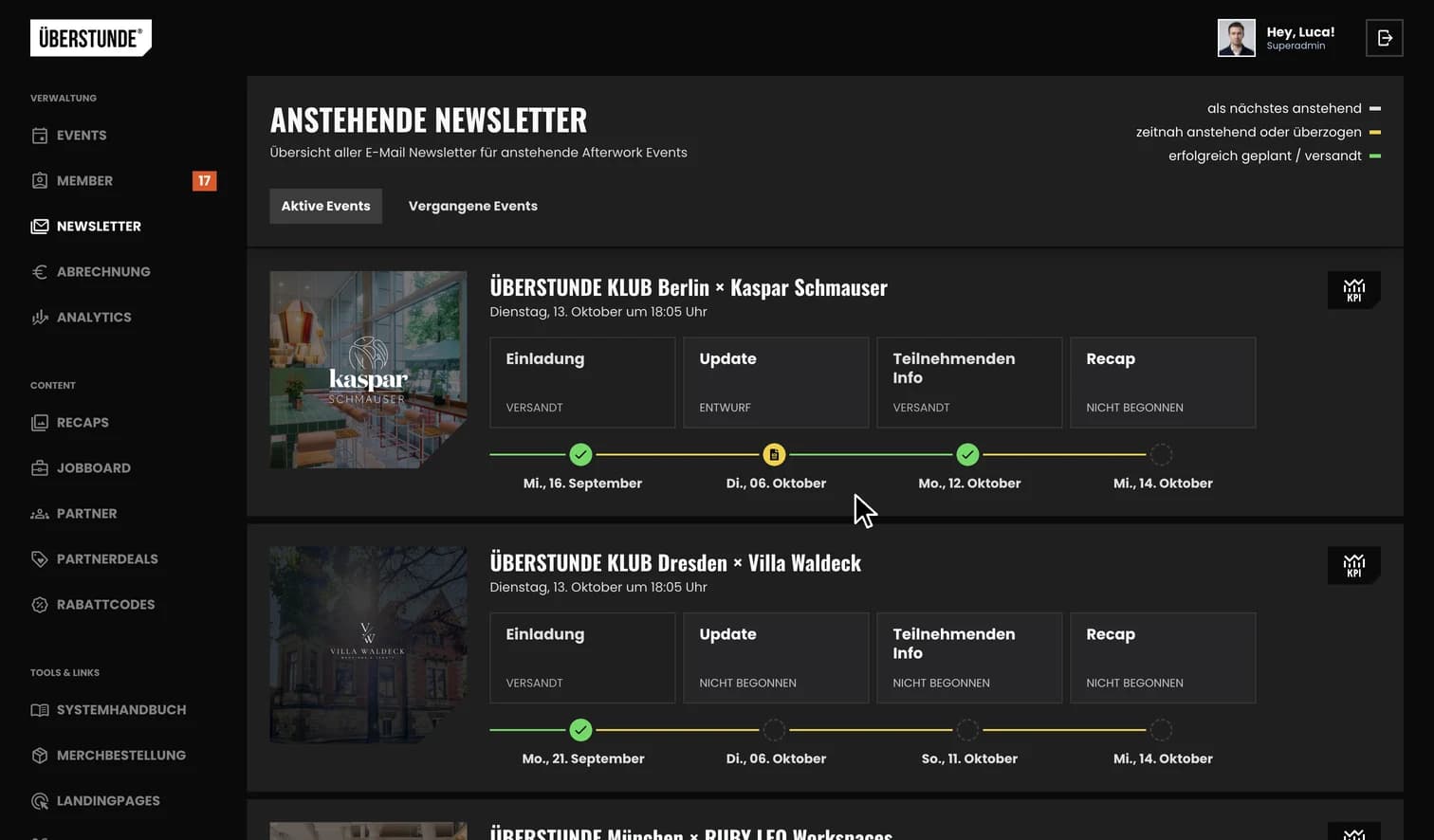 Newsletter-Editor der ÜBERSTUNDE auf dem MacBook: das Update zu Dresden × Villa Waldeck mit Betreff und Inhalten, dazu die Zusatzblöcke mit den anstehenden Events aller Städte und den Insights zu den Teilnehmenden, zuletzt der Versand