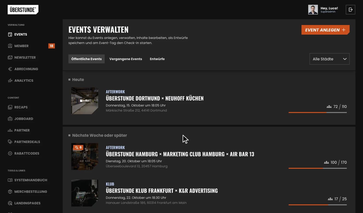 Dashboard der ÜBERSTUNDE als Superadmin auf dem MacBook: die Events aller Städte, dann die Abrechnung mit Kennzahlen, Auszahlung und allen Städten im Überblick (Beispielzahlen)