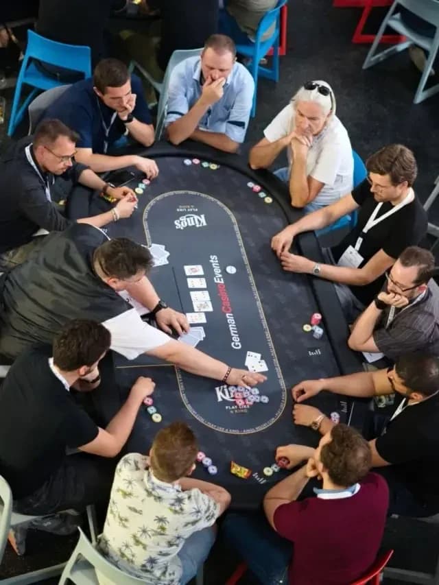 BusinessPokern von oben: Gäste mit Namensschildern spielen an einem Pokertisch von German Casino Events