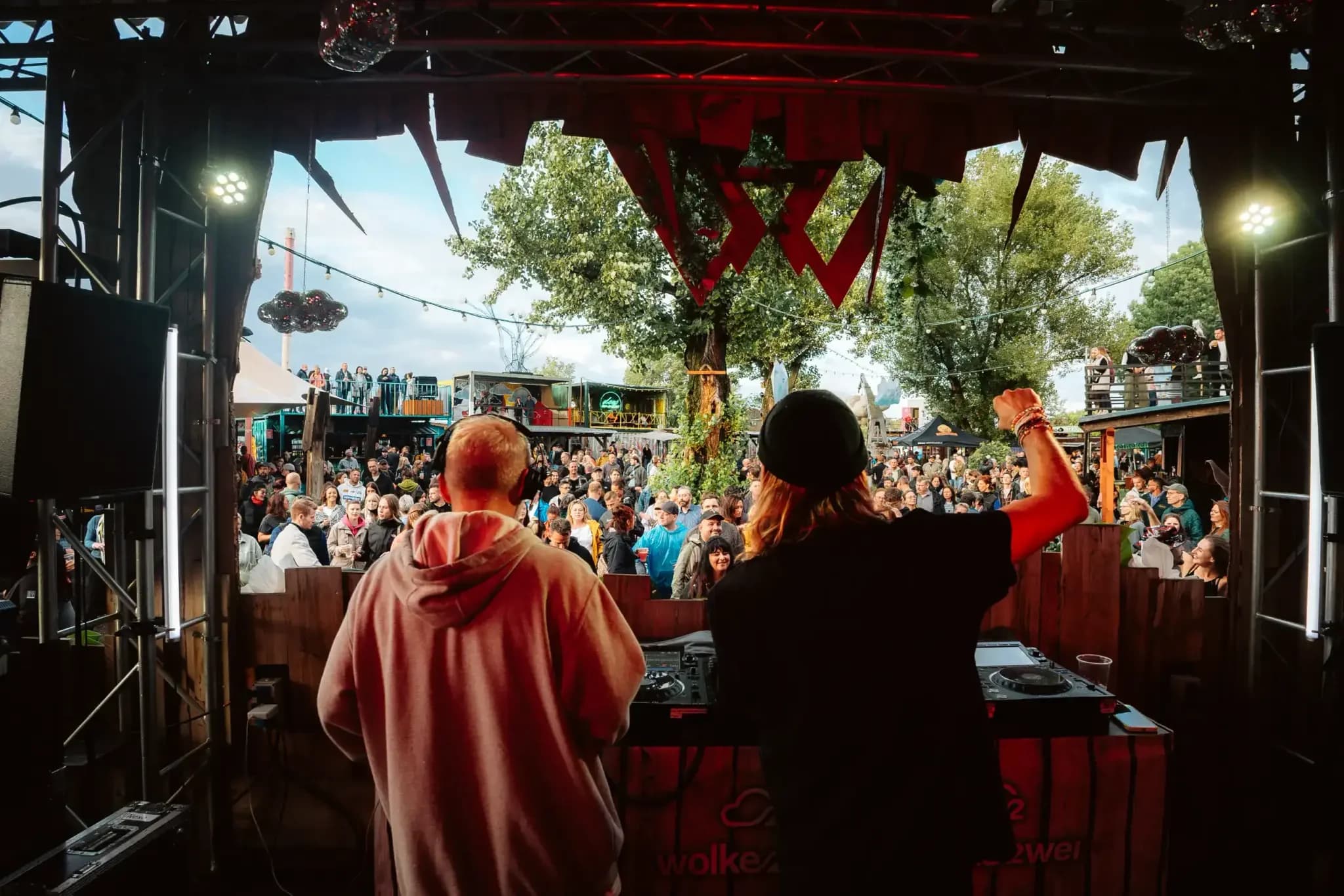 Zwei DJs am Pult vor dem Publikum bei Wolkezwei, Blick von der Bühne